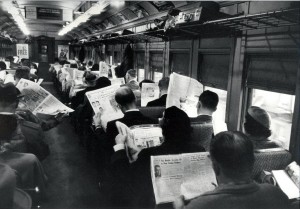 01_Zeitung lesen im Zug