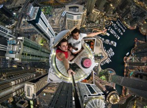 (Quelle: http://cdn.viralscape.com/wp-content/uploads/2014/09/Dubai-Skyscraper-Rooftopping-Selfie.jpg)